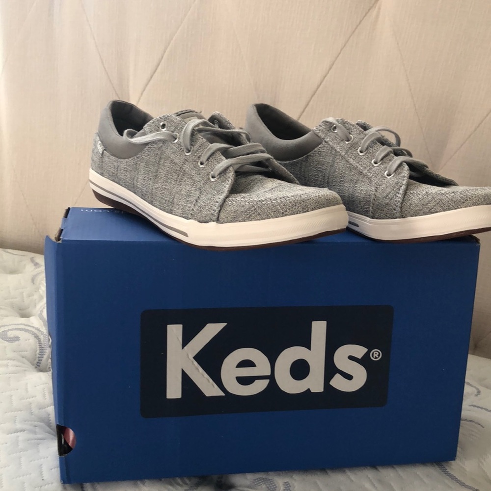never used women’s tennis shoes